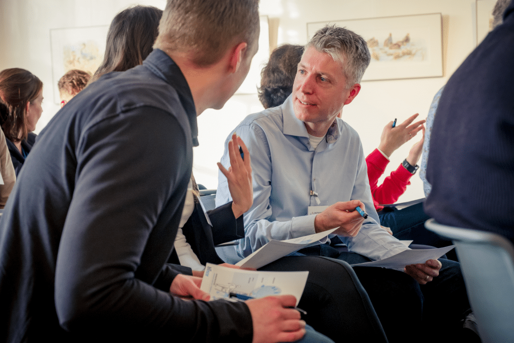 Bezoekers van het Fizi VVT Event zijn met elkaar in gesprek tijdens een workshop