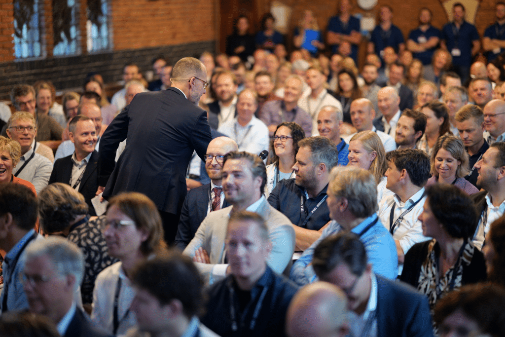 Hans Oosterkamp stelt een vraag aan een bezoeker van het Fizi Jaarevent