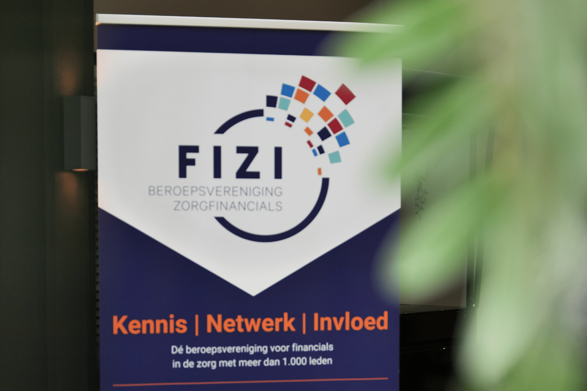 Een roll-up banner van Fizi, beroepsvereniging voor zorgfinancials