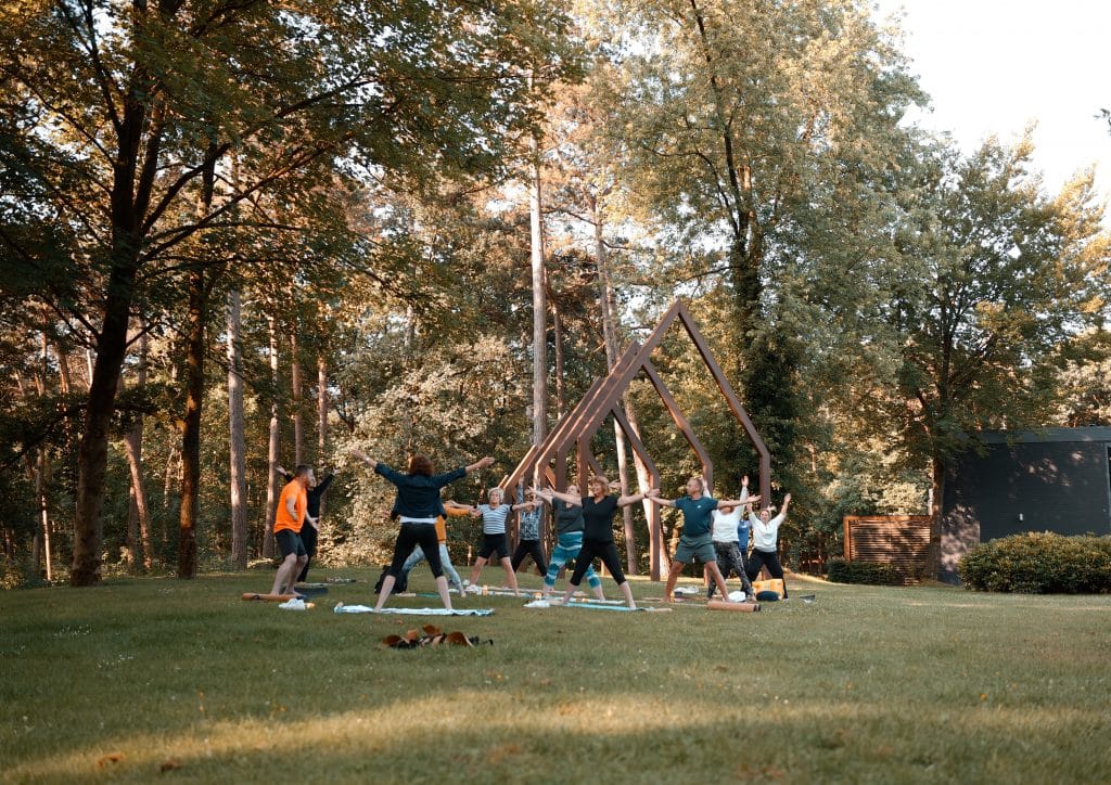 Deelnemers van het Fizi Jaarevent tijdens een yoga sessie