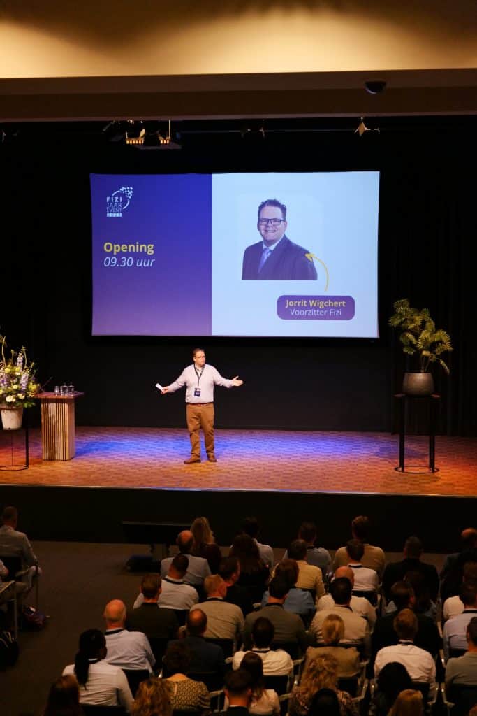 Fizi-voorzitter Jorrit Wigchert opent het Fizi Jaarevent 2025