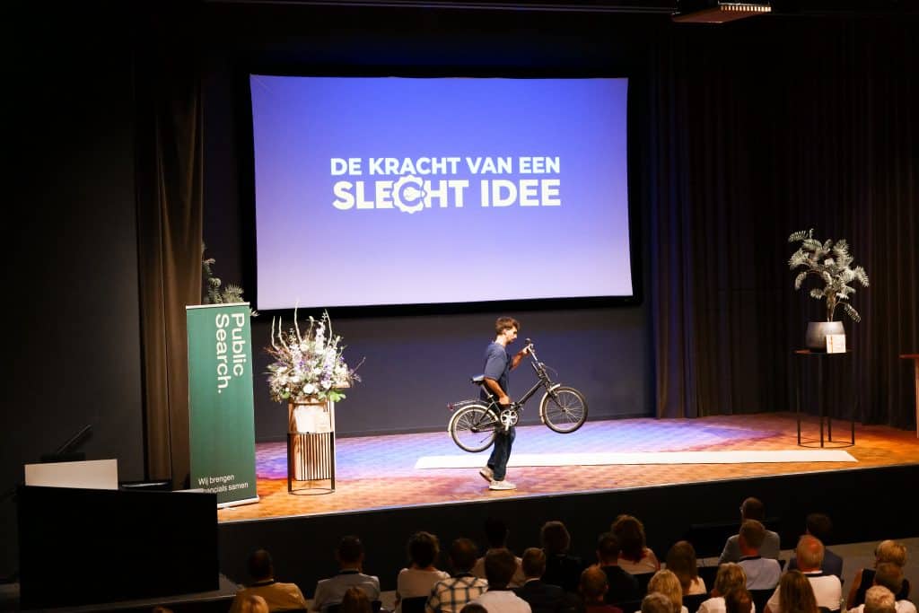 Plenaire spreker Rico Bakker tijdens het Fizi Jaarevent 2025