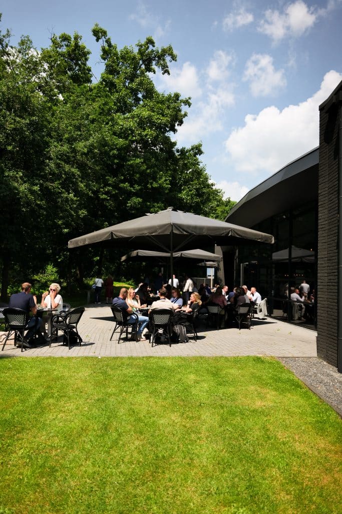 Deelnemers van het Fizi Jaarevent 2025 lunchen buiten